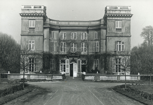 oude foto van de voorgevel van het kasteel in zwart wit